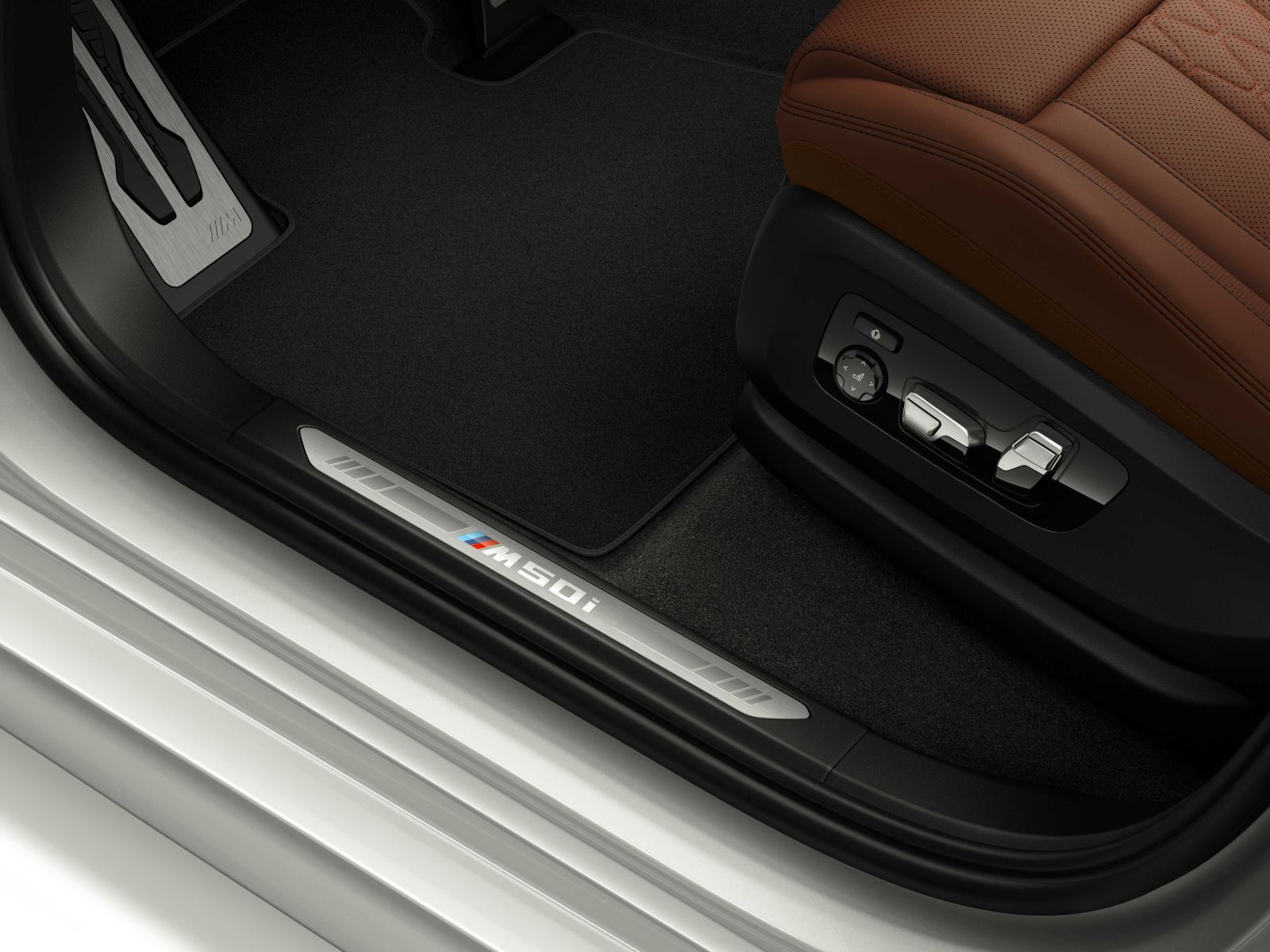 04_创新BMW X7 xDrive M50i 发光迎宾踏板.jpg